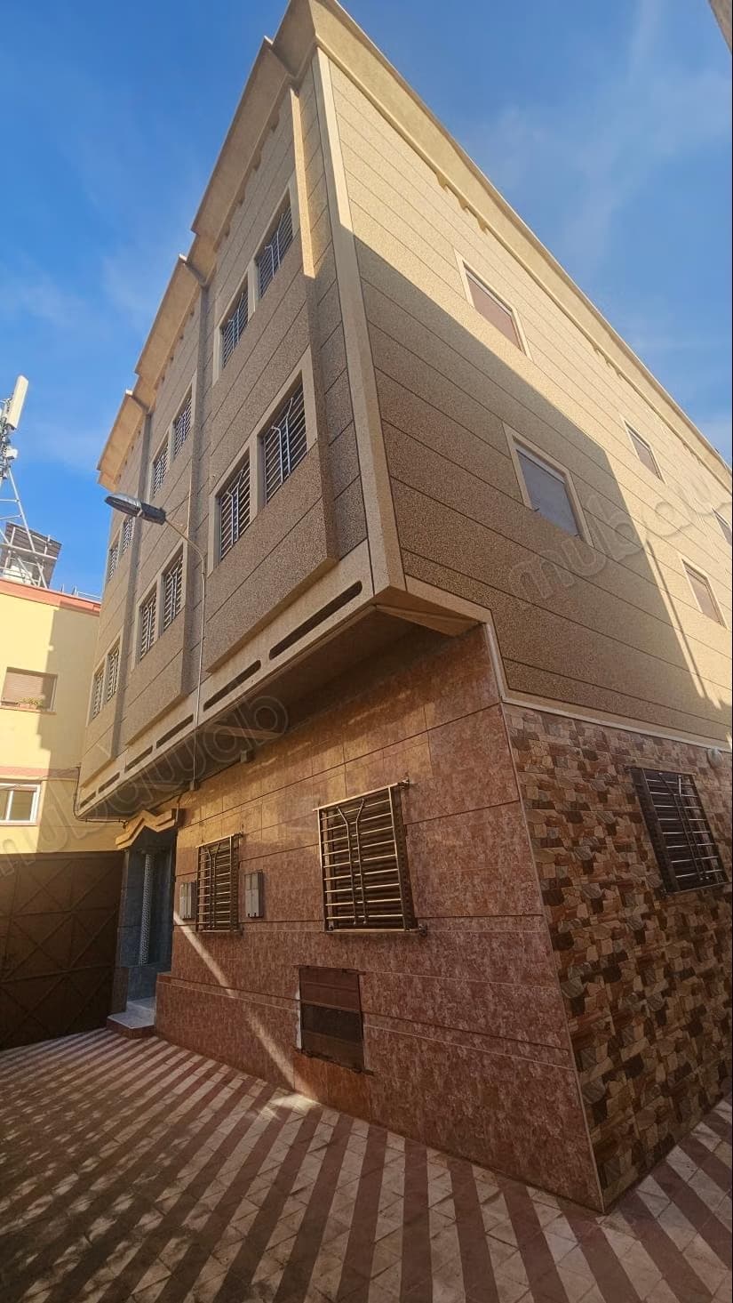 Maison de 3 façades composée de 7 appartements sur un terrai...