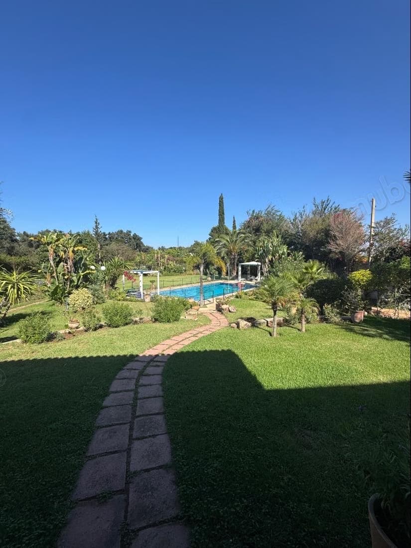 Superbe villa à louer à Souissi. 7 pièces confortables. Terr...