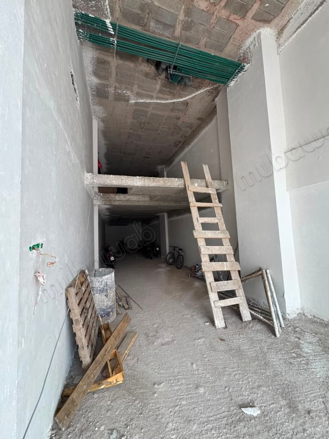 Bureaux et magasins à louer à Klez. Surface totale 80 m²