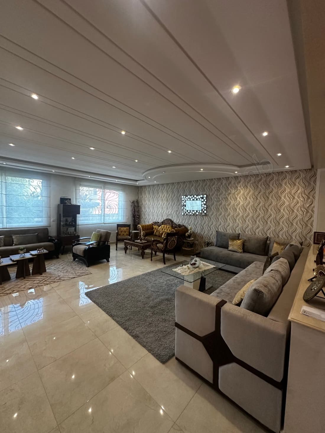 Villa en bande à vendre – 378 m² construits – Jardin sans vi...