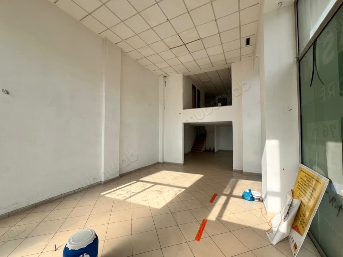 Local commercial en location à Maârif. Surface totale 114 m²