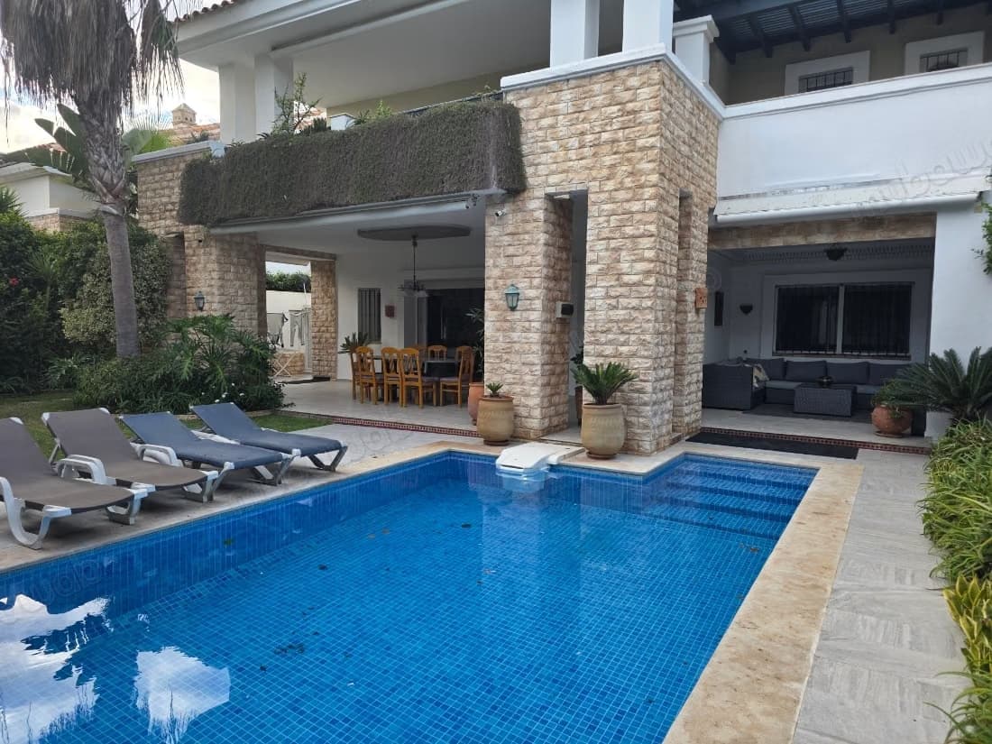 Villa avec piscine en résidence fermée