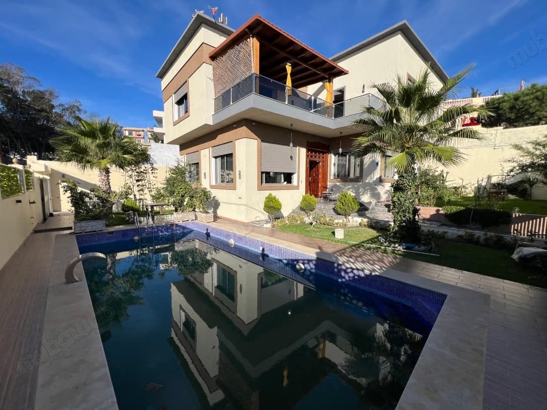 Villa de prestige avec vue panoramique sur mer