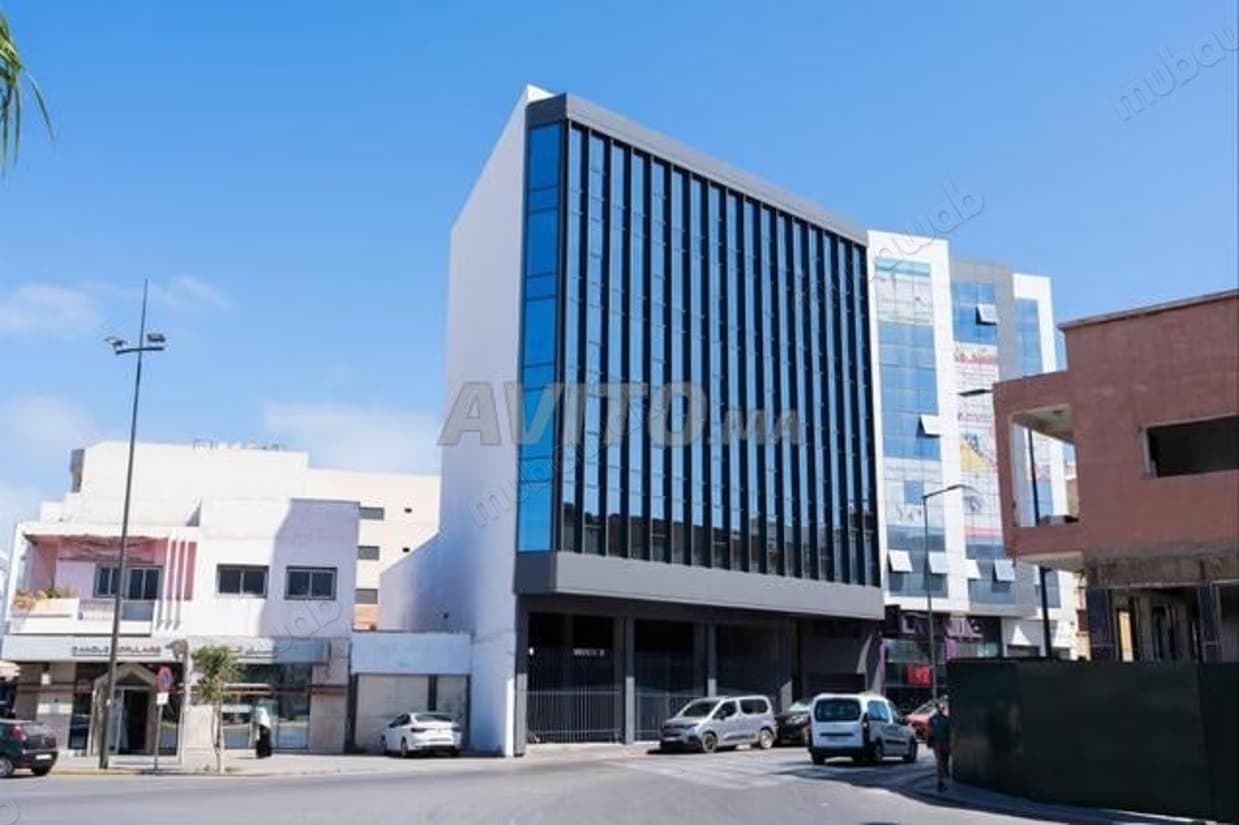 Beaux bureaux à louer à Aïn Sebaâ. Superficie 84 m². Parking...