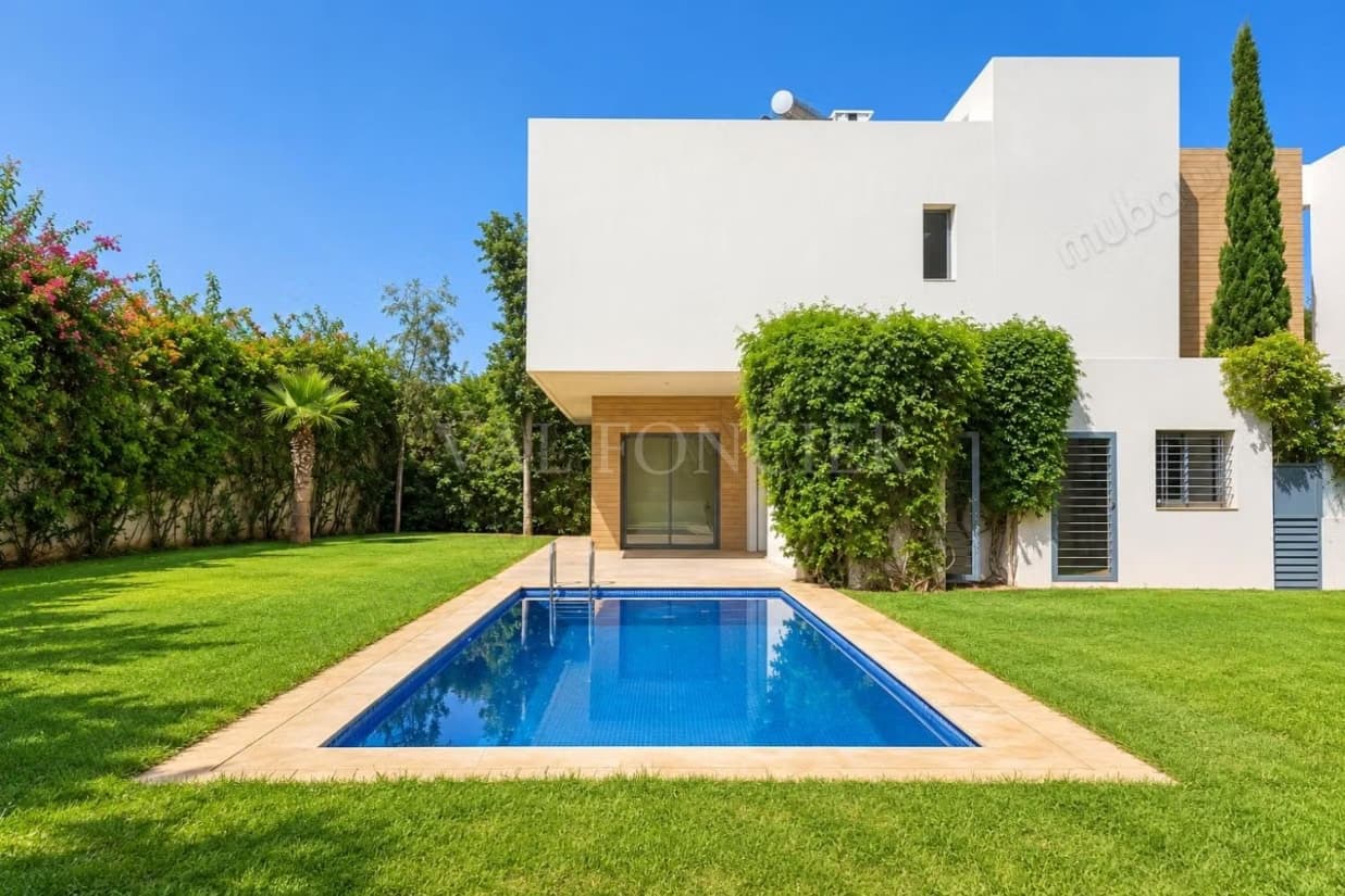 Location Villa Moderne 4 Chambres avec Piscine et Jardin – C...