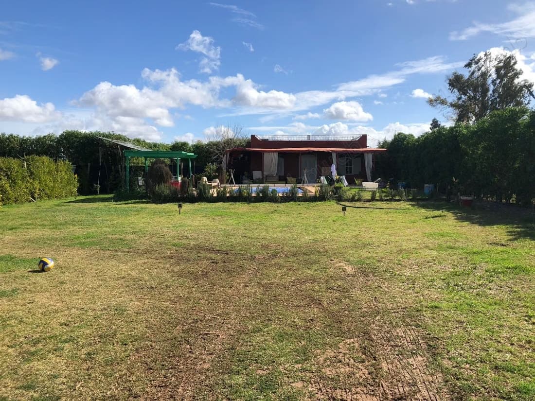 Villa avec belle jardin et piscine