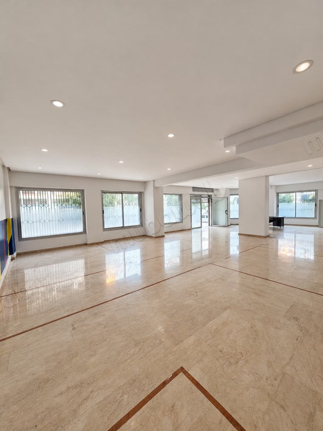 Local commercial à vendre à Administratif. Surface totale 17...