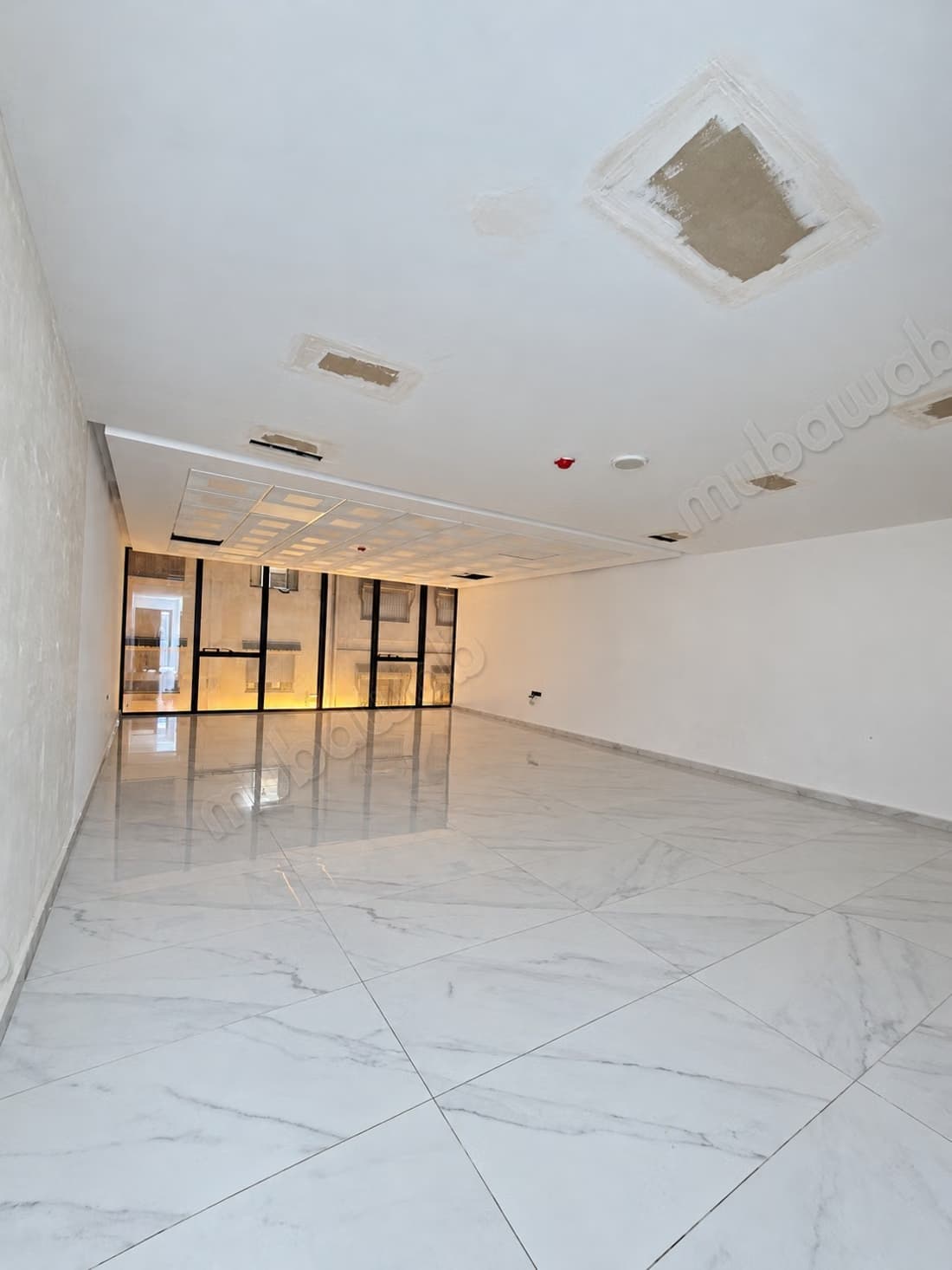 Beaux bureaux à louer à Charf. Surface de 65 m². Porte blind...