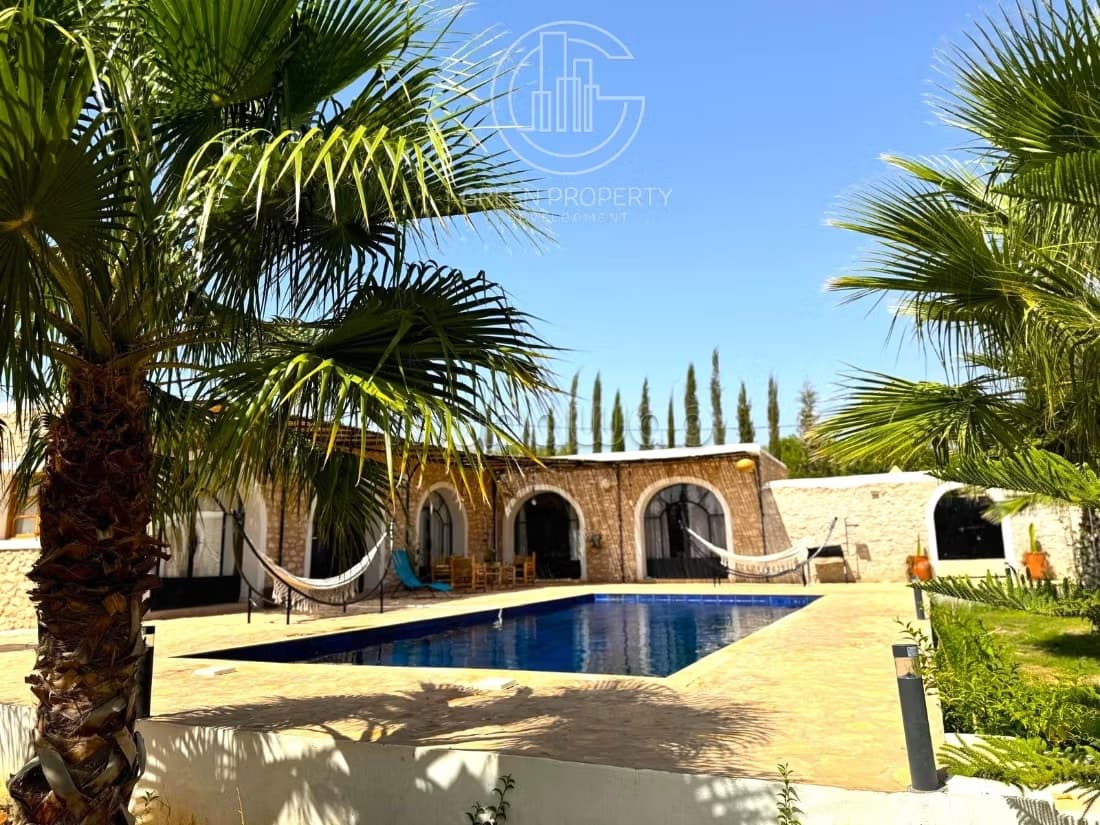 Charmante maison de plain pied avec piscine