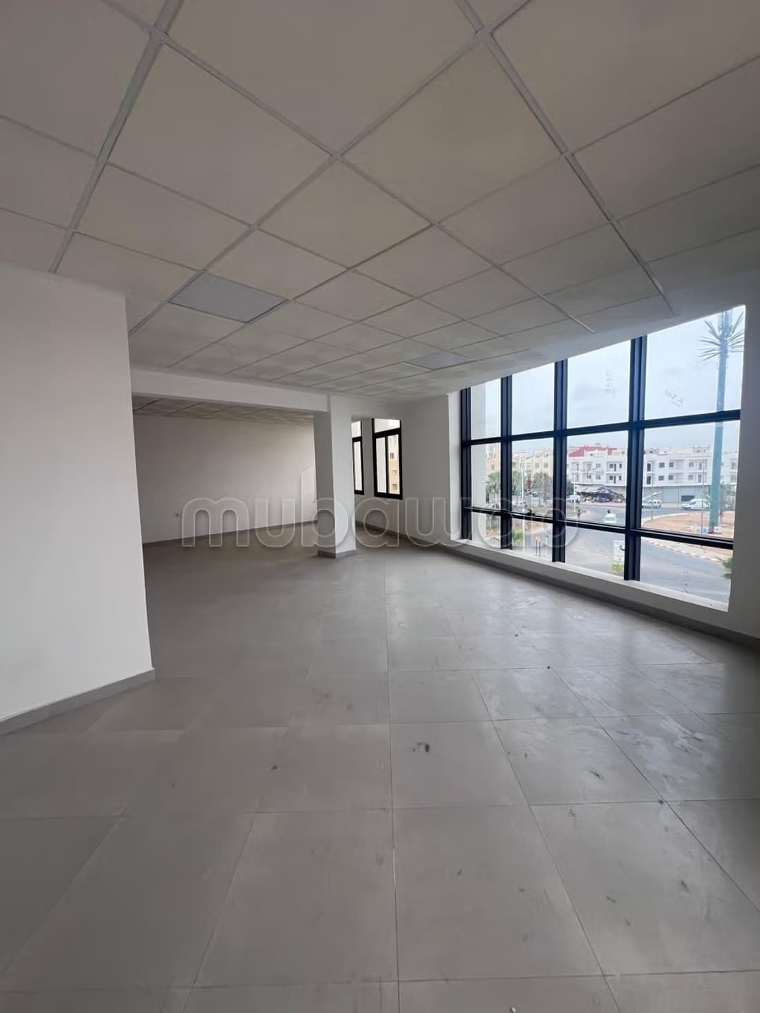 Plateau de bureau à louer de 61m² bien situé sur double voie