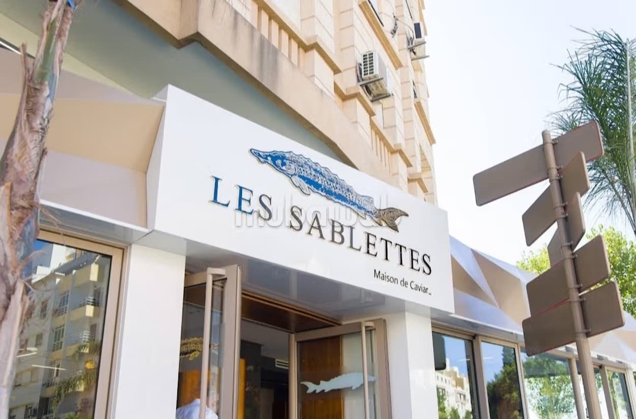 Bureaux et magasins à vendre à Moudjahidine. Surface totale...